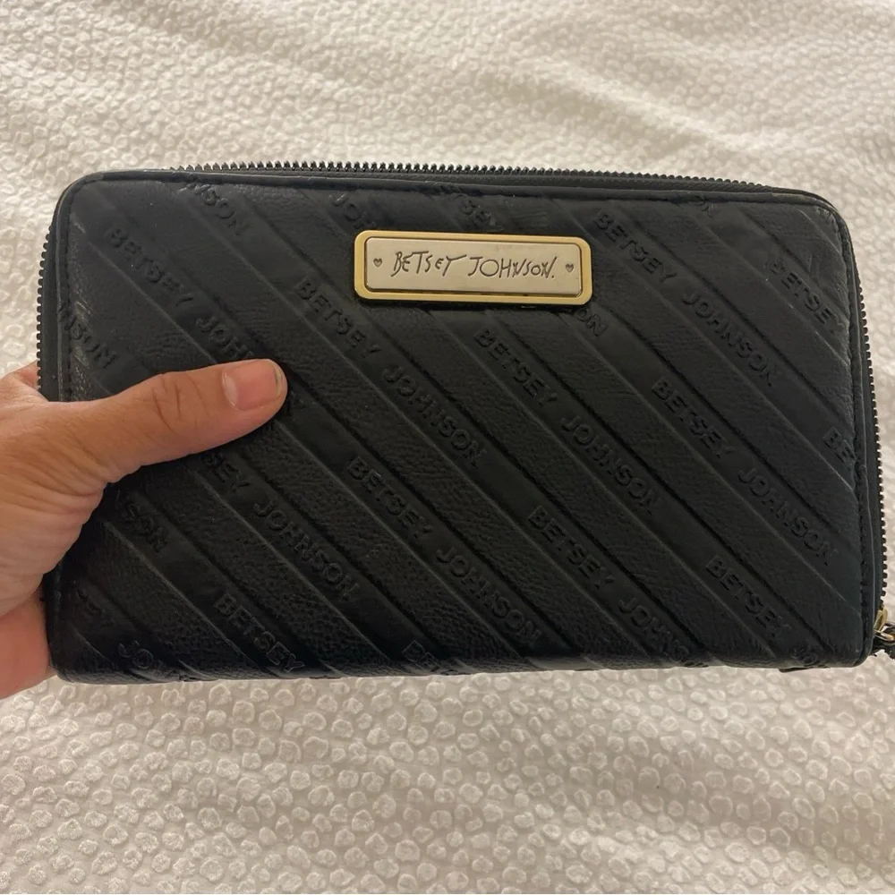 Betsey‎ Johnson Large Black Zip-Around Wallet 8x5